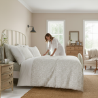 Juego de sábana bajera ajustable + 2 fundas de almohada Tess Natural de D&D | Alto 28 cm