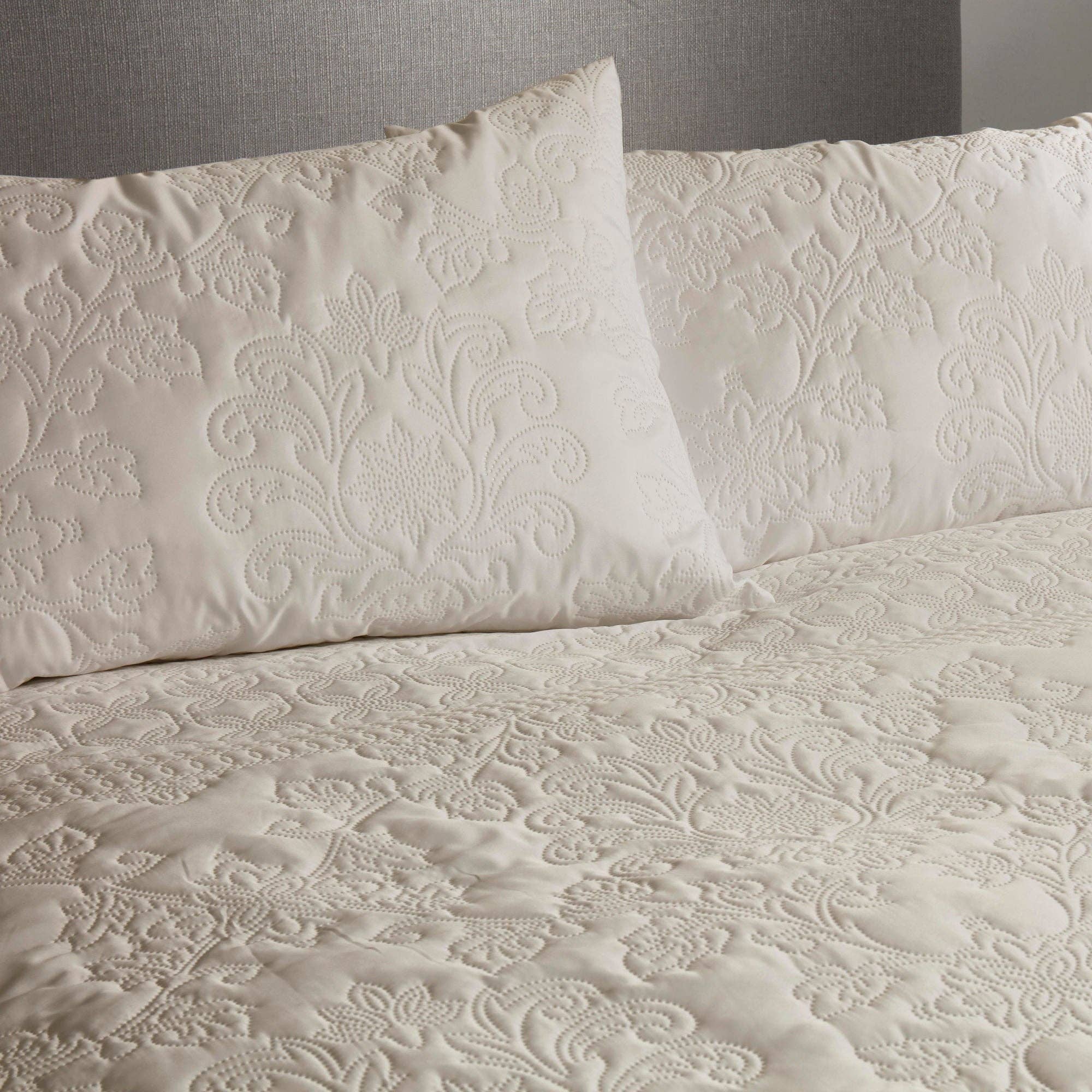 Juego de funda nórdica con relieve + 2 fundas de almohada Avery Stripe de Serene