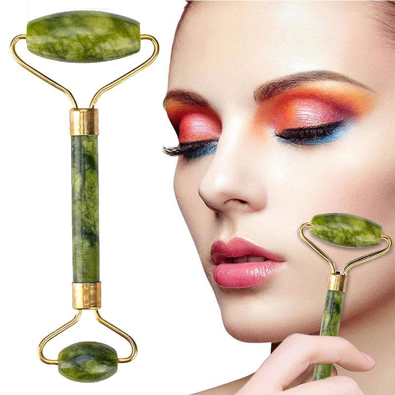 Mujer masajeando su rostro con rodillo masajeador de jade verde
