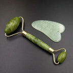 Rodillo Masajeador Facial de Jade con Guasha Verde con fondo negro