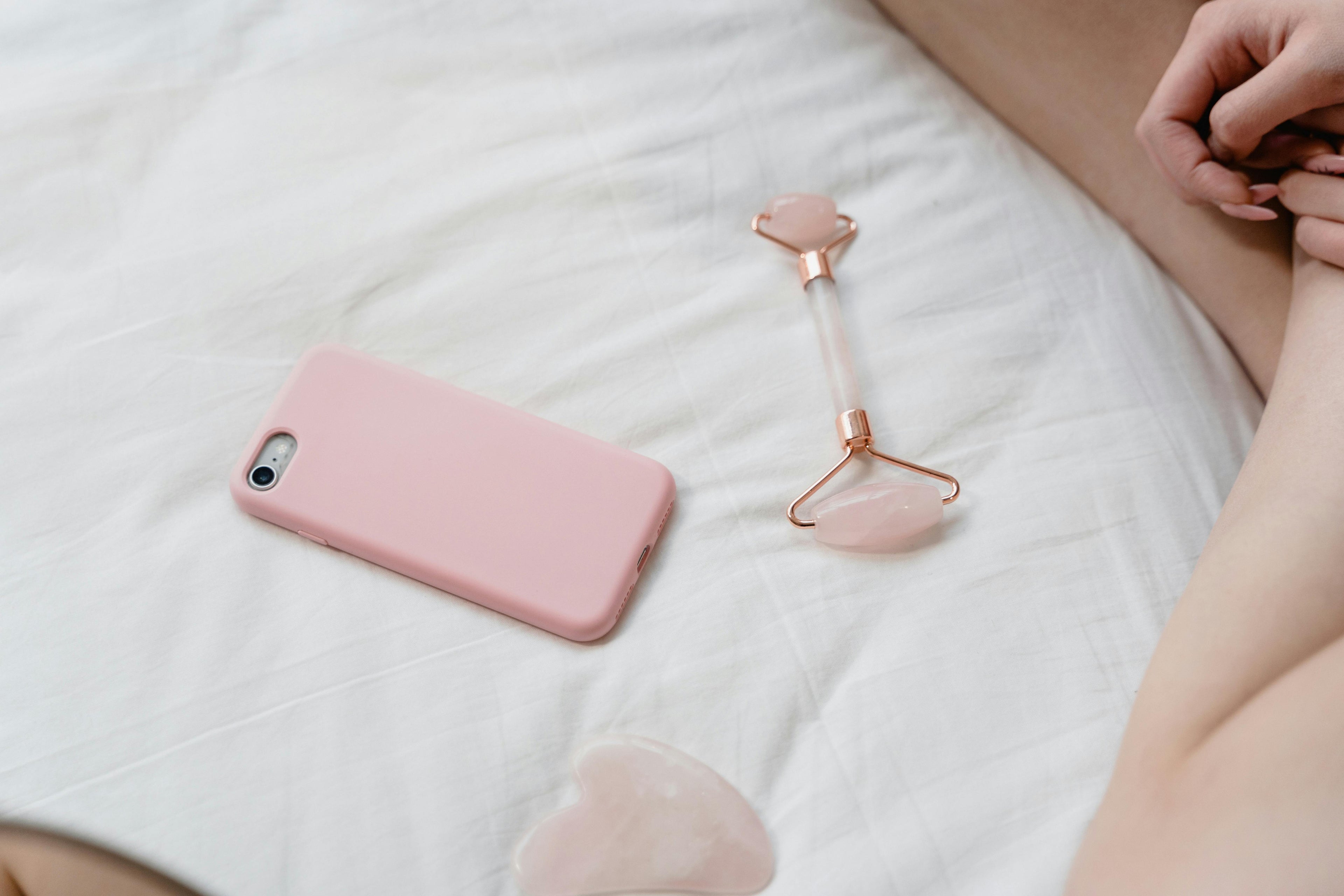 Rodillo Masajeador Facial de Jade con Guasha con celular