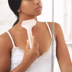 Mujer masajeandose el cuello con Rodillo Masajeador de Hielo Facial Flawless