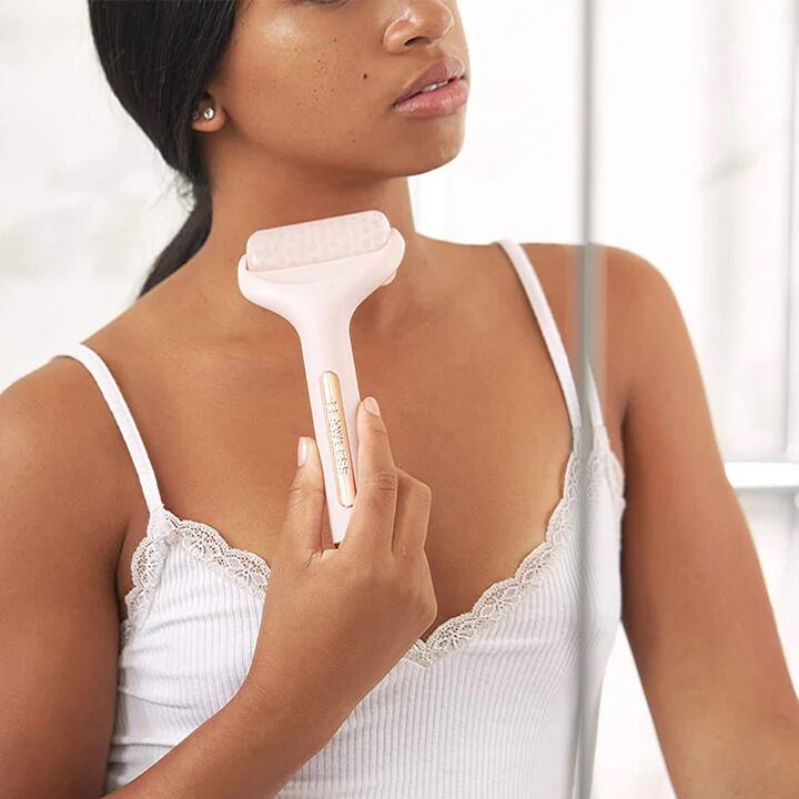 Mujer masajeandose el cuello con Rodillo Masajeador de Hielo Facial Flawless