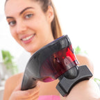 Mujer masajeando su brazo con el Masajeador de Mano Recargable Masfin InnovaGoods