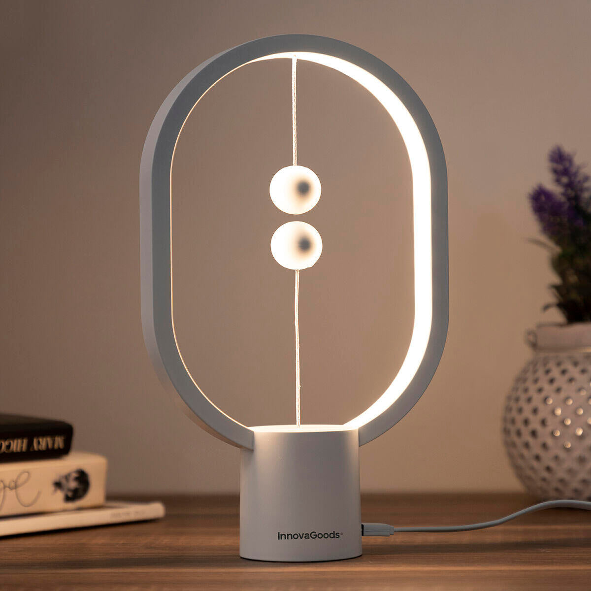 Lámpara de equilibrio con interruptor magnético encendida sobre mesa