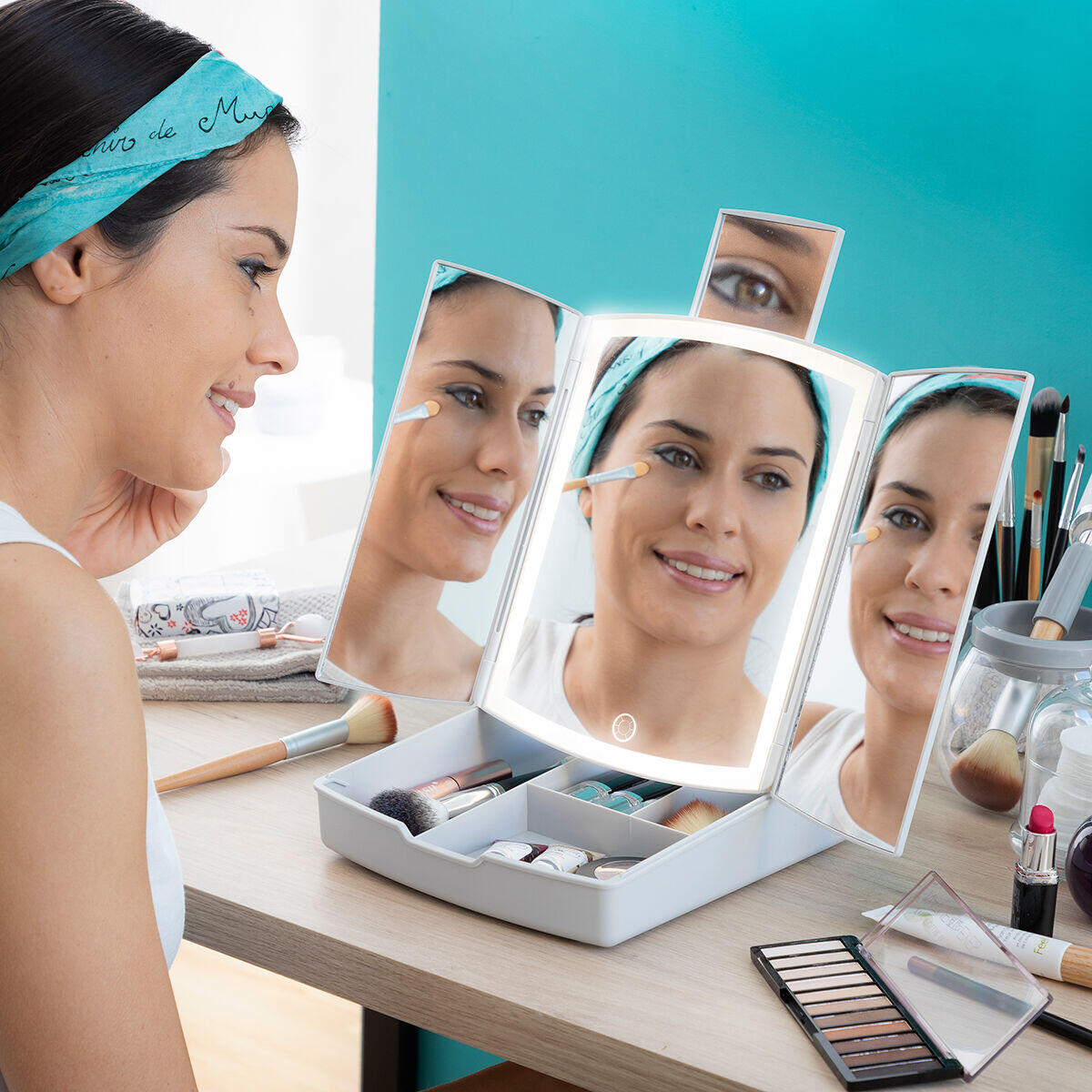 Mujer viéndose en el Espejo LED Plegable con Organizador de Maquillaje 3 en 1 Panomir InnovaGoods