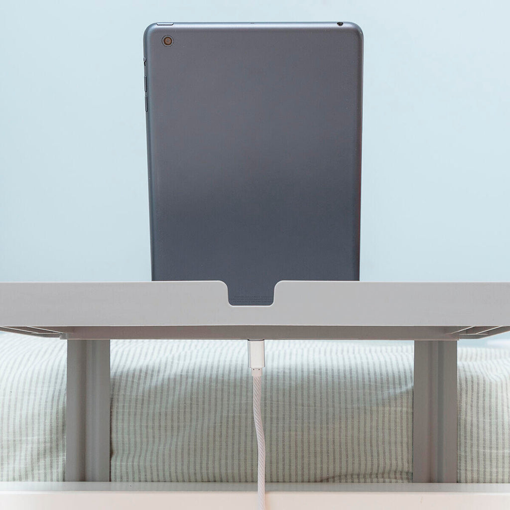 Estante organizador universal para cama con tablet vista trasera