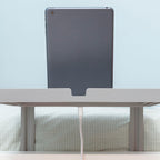 Estante organizador universal para cama con tablet vista trasera