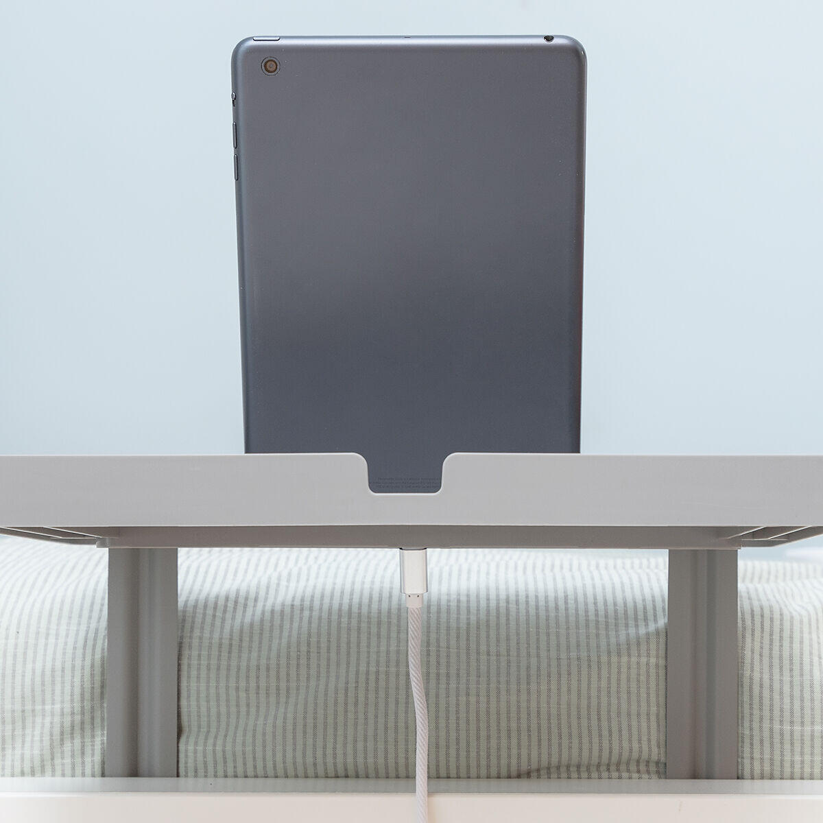 Estante organizador universal para cama con tablet vista trasera