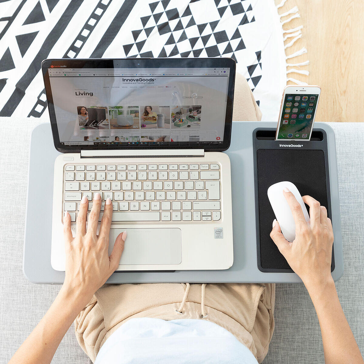 Mujer usando Escritorio portátil XL Deskion para ordenador, con mouse y movil vista desde arriba