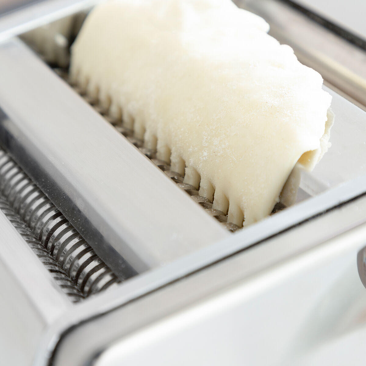 Detalle de la Máquina para Hacer Pasta Fresca Frashta con masa