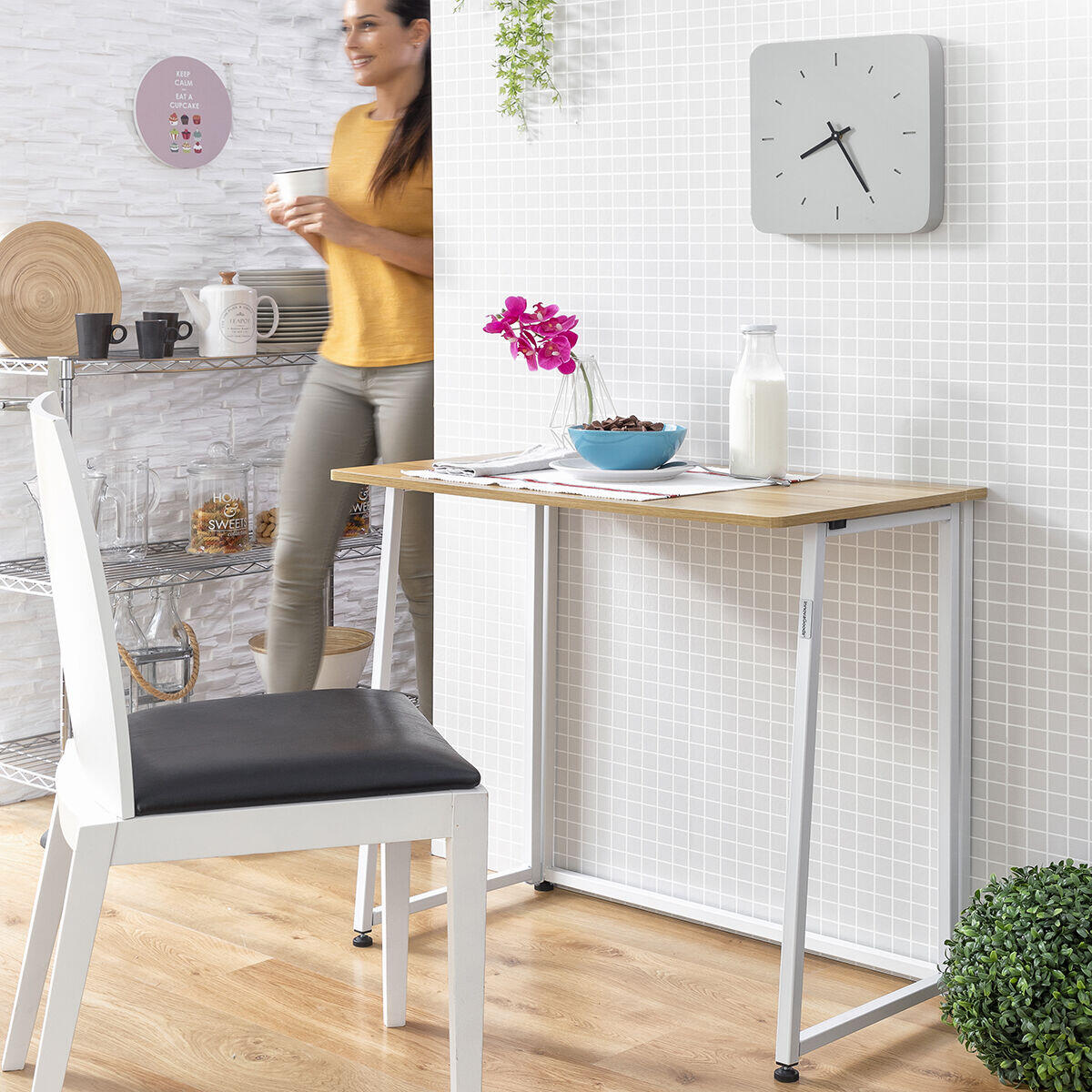 Escritorio Plegable Dolenkaf con alimentos encima