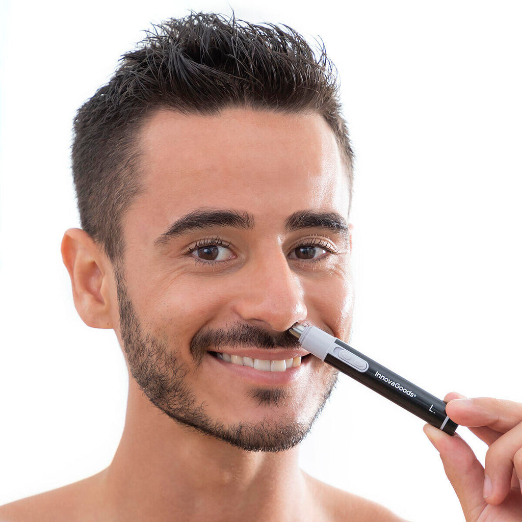 hombre usando Cortapelos para nariz 