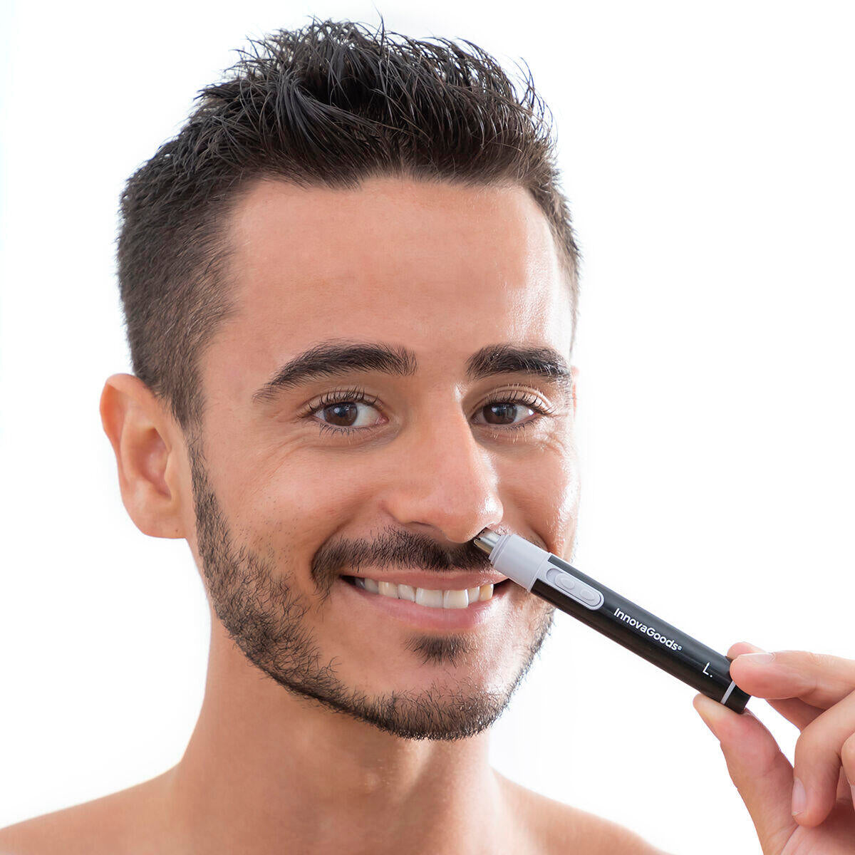 hombre usando Cortapelos para nariz 