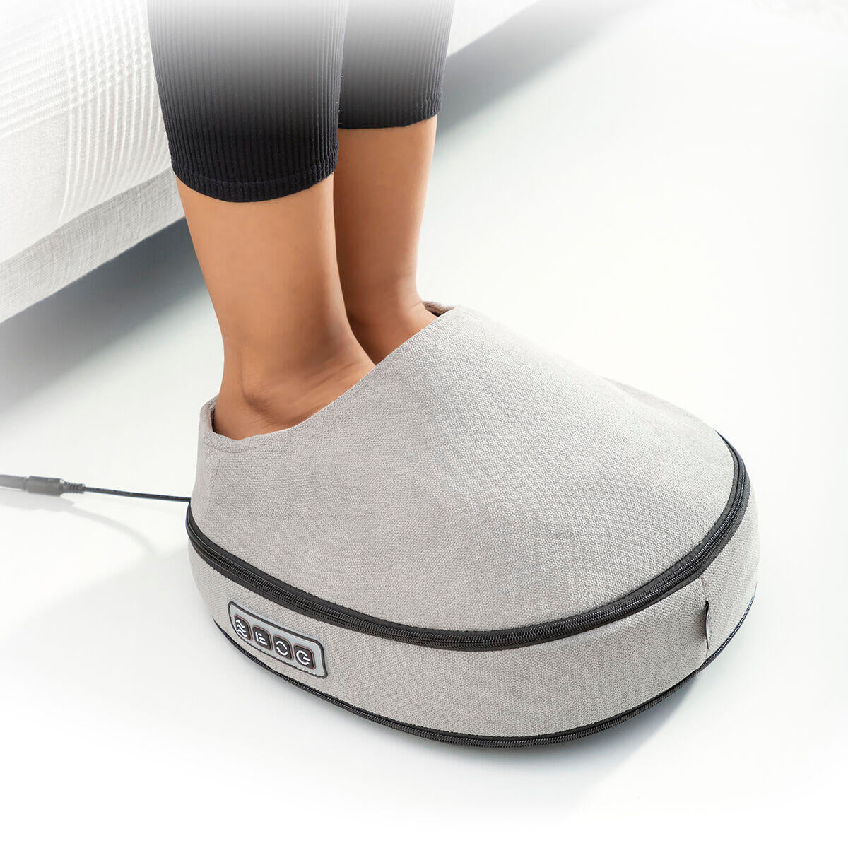 Masajeador Shiatsu Térmico 2 en 1 Futsa en los pies de una persona 