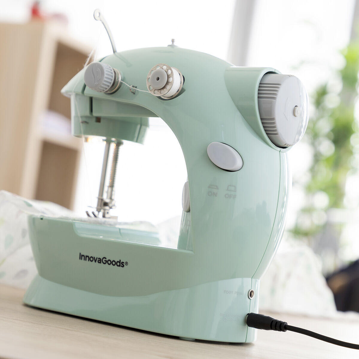 Mini máquina de coser portátil vista lateral
