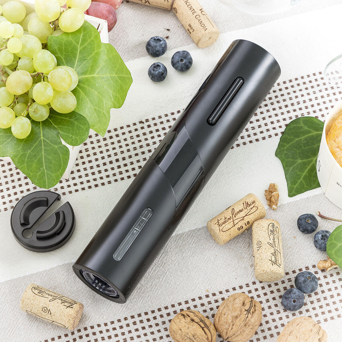 Sacacorchos Eléctrico para Botellas de Vino Corkbot InnovaGoods y accesorio sobre la mesa