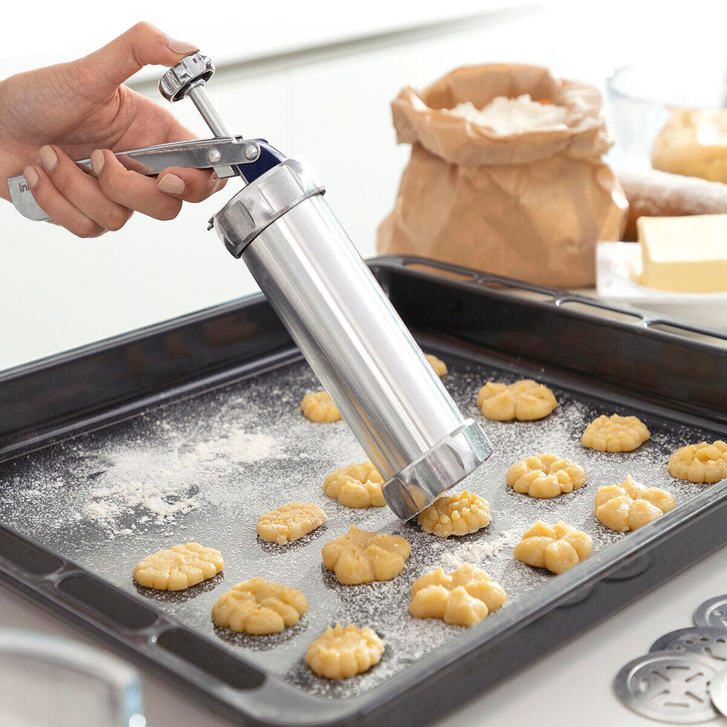 Máquina para Hacer Galletas y Manga Pastelera 2 en 1 Prekies InnovaGoods en uso 