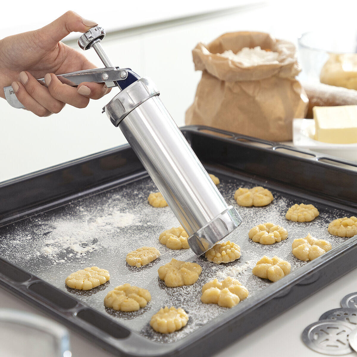 Máquina para Hacer Galletas y Manga Pastelera 2 en 1 Prekies InnovaGoods en uso 