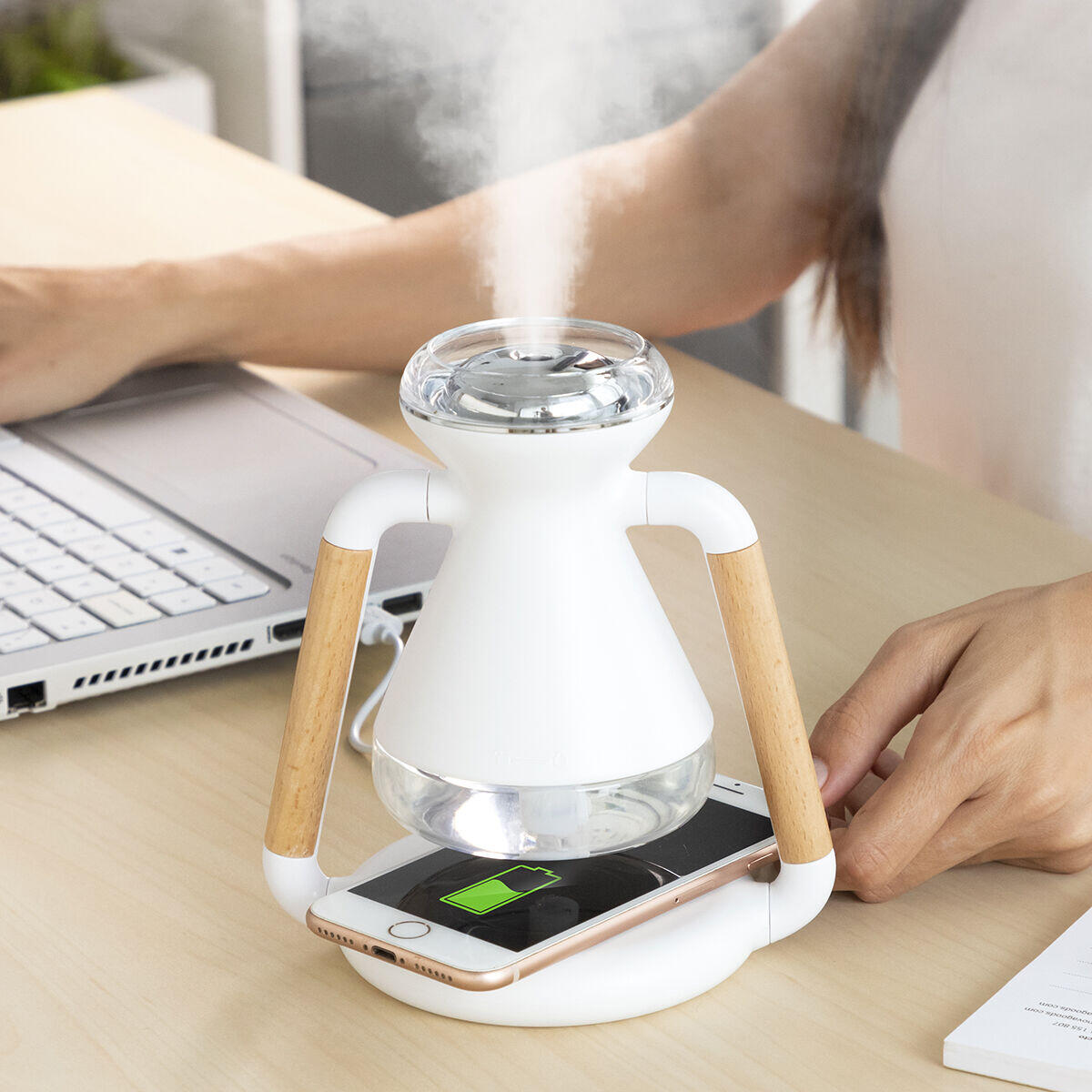 Humidificador Difusor de Aromas y Cargador Inalámbrico 3 en 1 Misvolt - InnovaGoods