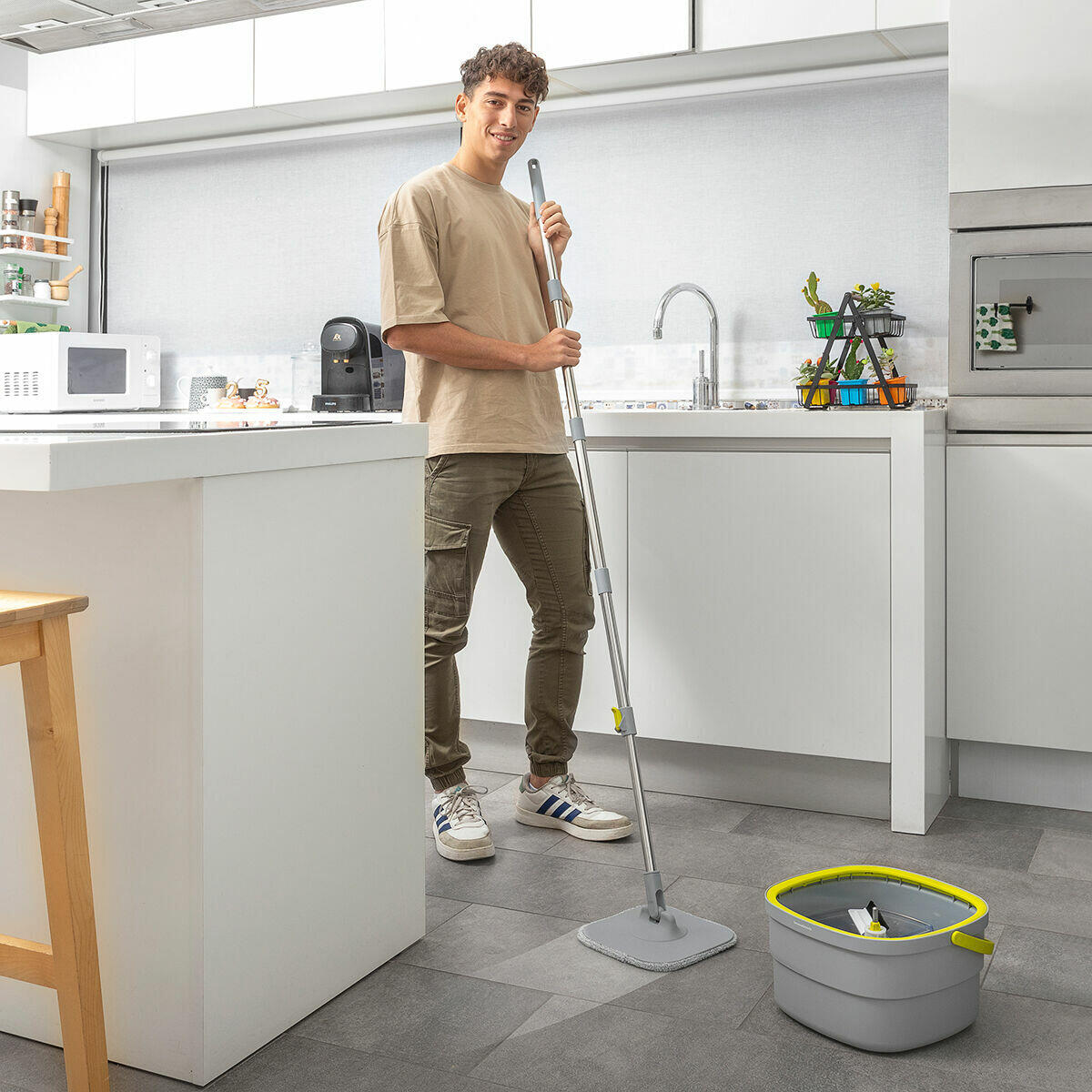 Mopa Giratoria con Autolimpieza y Cubo Separador Selimop - InnovaGoods