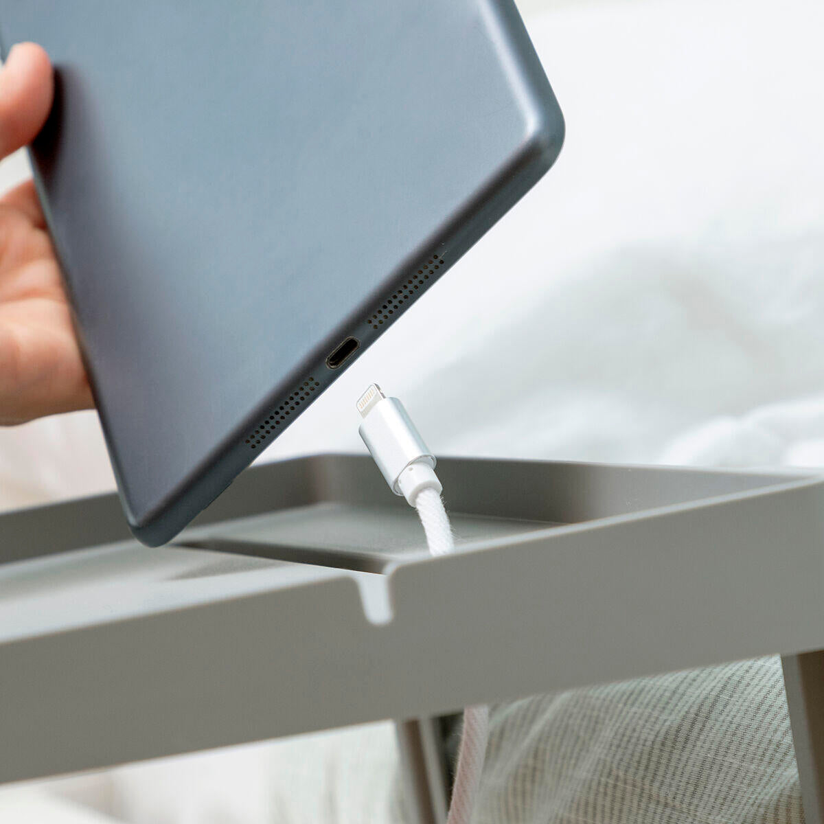 Estante organizador universal para cama con orificio para cable usb