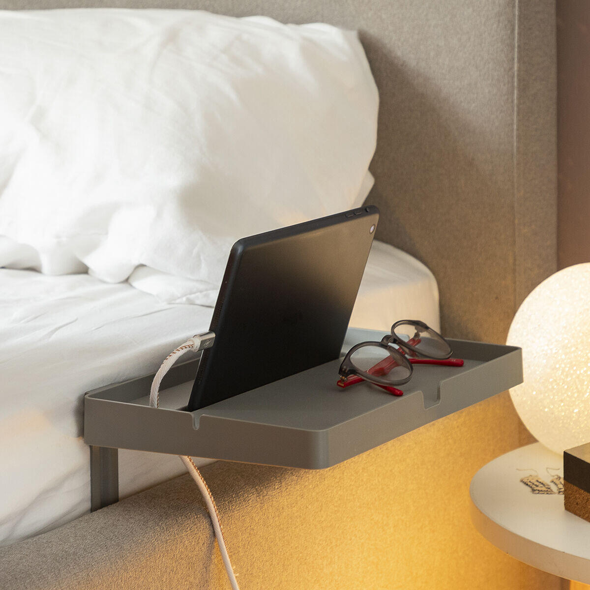 Estante organizador universal para cama con anteojos y tablet conectada