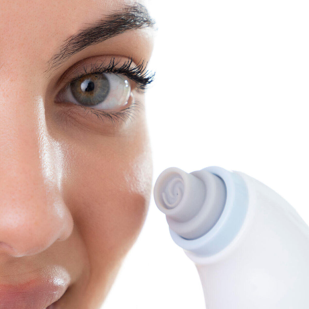 Mujer limpiando su rostro con el Hidrolimpiador Facial de Impurezas Recargable Hyser