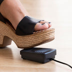 detalle de la Mini máquina de coser portátil con accesorios y luz LED
para manejo con pie