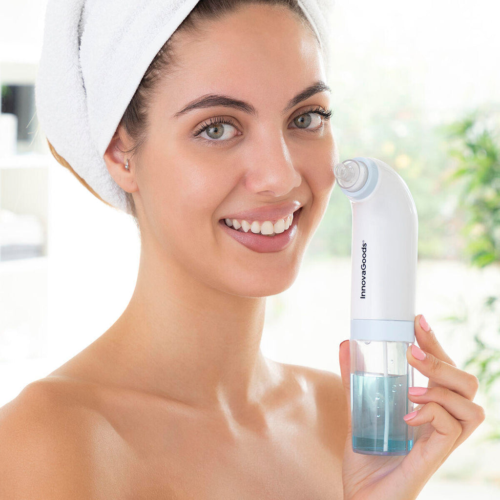 Mujer usando el Hidrolimpiador Facial de Impurezas Recargable Hyser