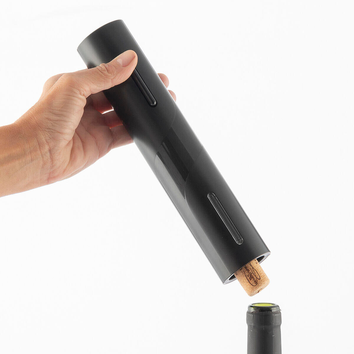 Persona sacando un corcho con el Sacacorchos Eléctrico para Botellas de Vino Corkbot InnovaGoods 