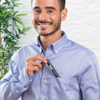 hombre guardando en su bolsillo el Cortapelos para nariz y oreja 