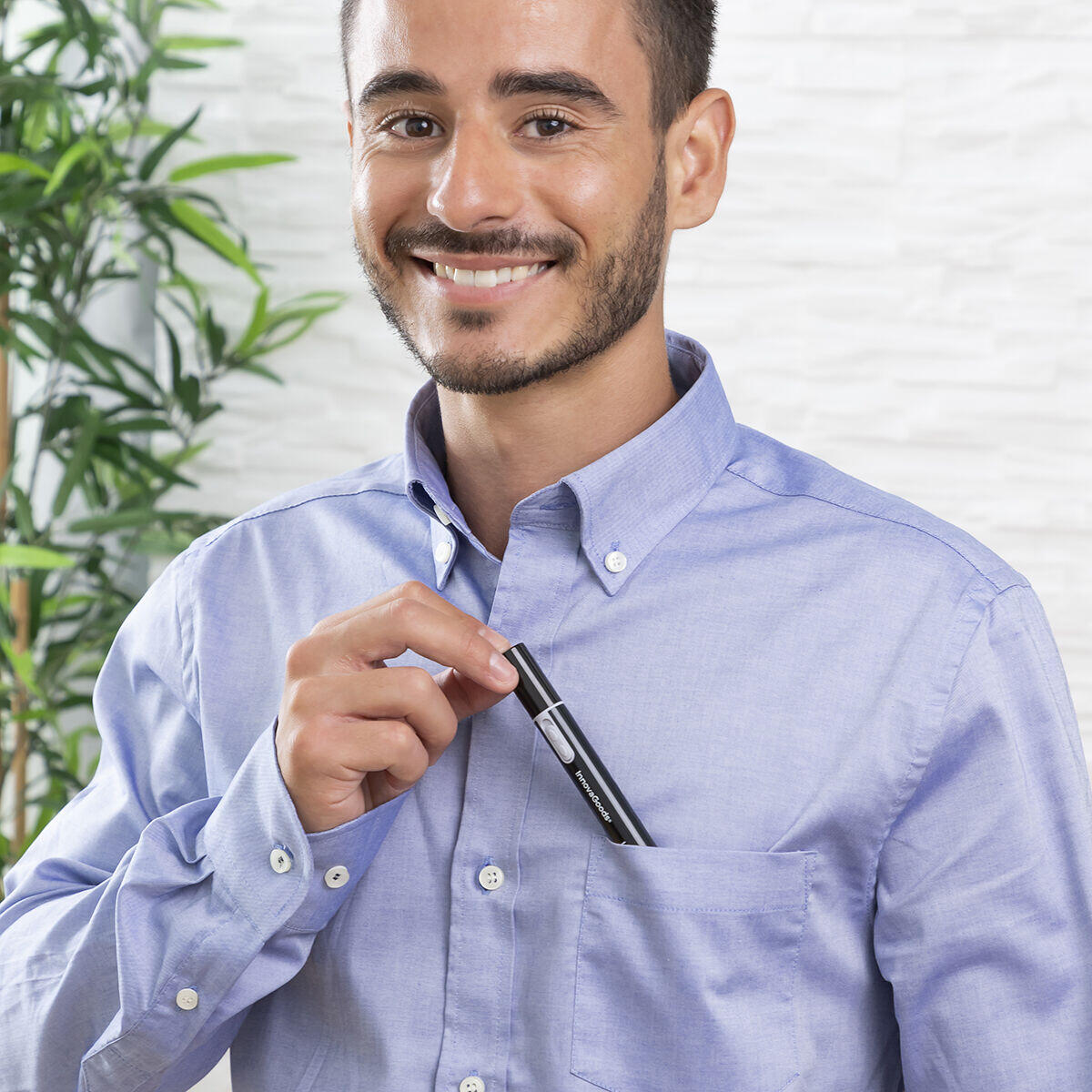 hombre guardando en su bolsillo el Cortapelos para nariz y oreja 