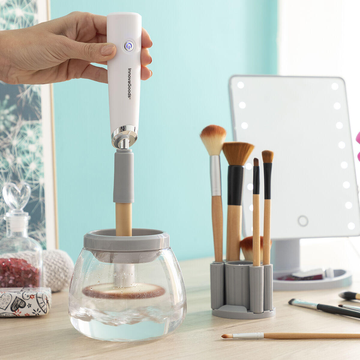 Mujer lavando una brocha con el Limpiador y Secador Automático de Brochas de Maquillaje Maklin InnovaGoods 