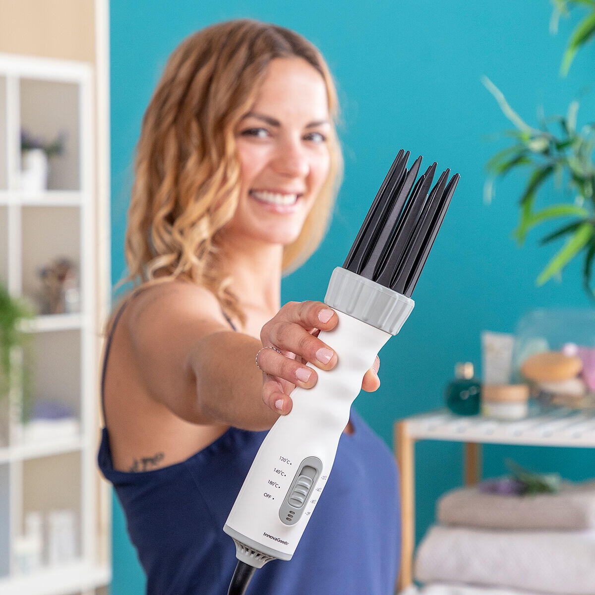 mujer mostrando Cepillo secador y rizador Dryple 3 en 1