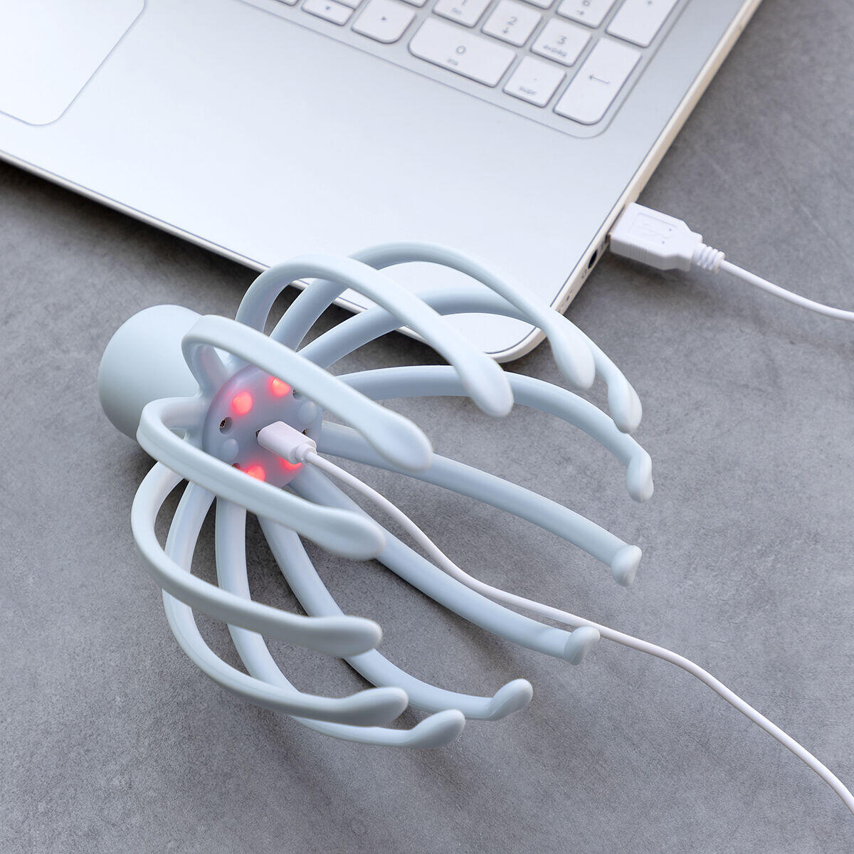 Masajeador de cabeza recargable Helax  conectado a cable usb