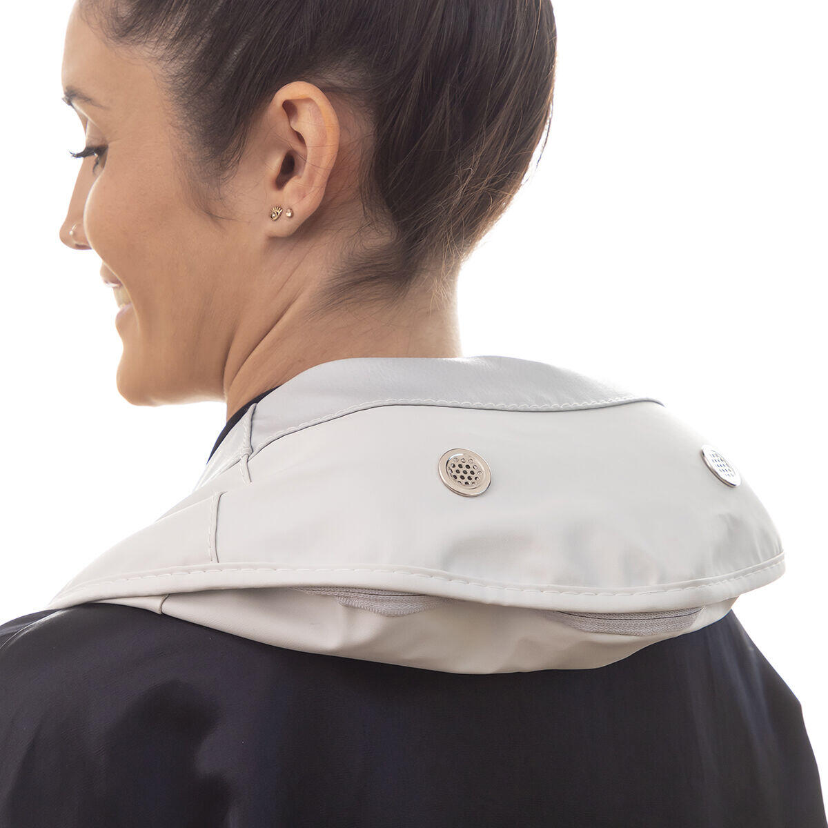 Mujer usando el Masajeador Eléctrico Tapping con Golpeteo y Calor Tappilan InnovaGoods vista trasera