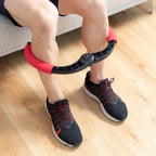 hombre ejercitando las piernas con el Ejercitador de brazos con resistencia regulable