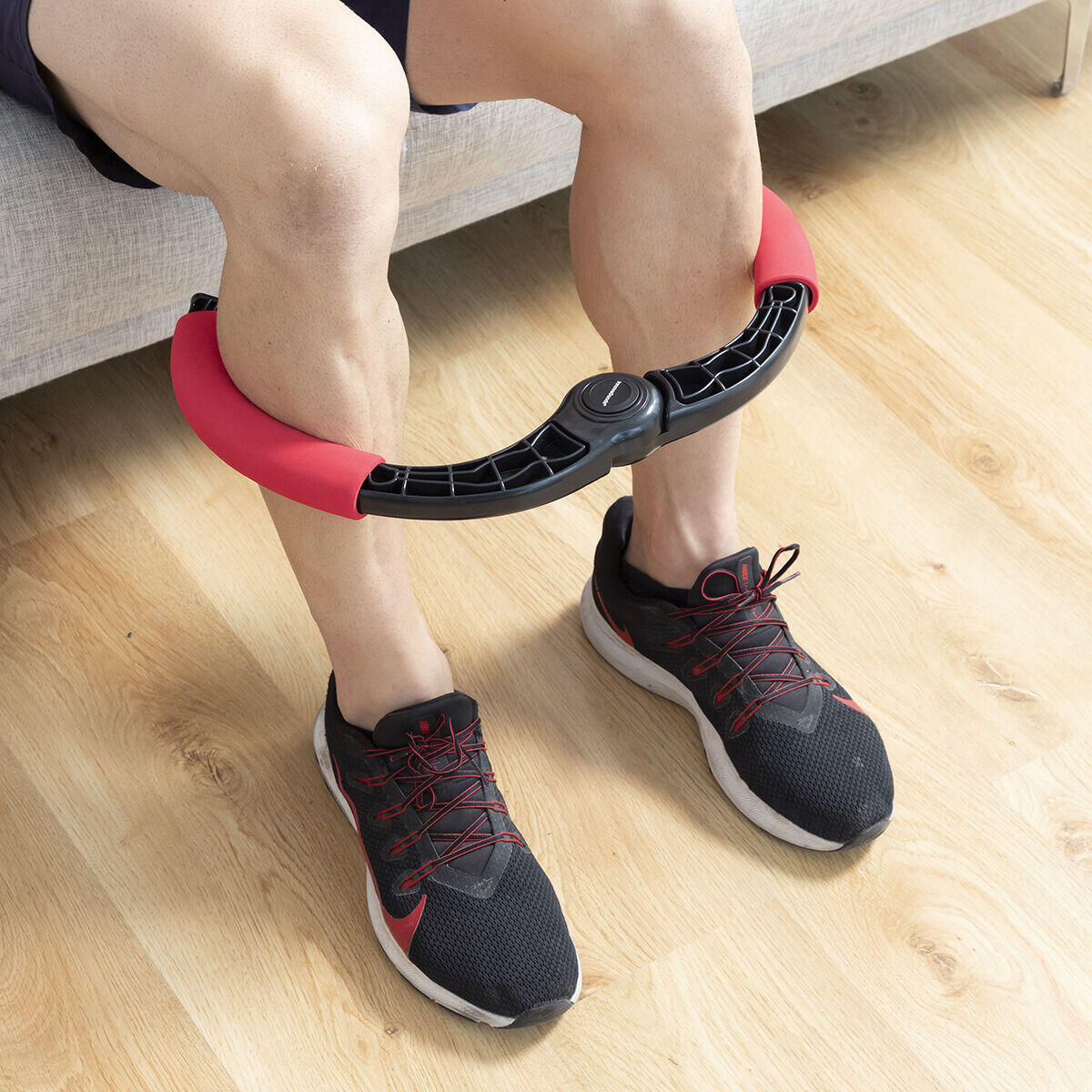 hombre ejercitando las piernas con el Ejercitador de brazos con resistencia regulable