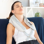 Mujer recostada usando Masajeador Eléctrico Tapping con Golpeteo y Calor Tappilan InnovaGoods