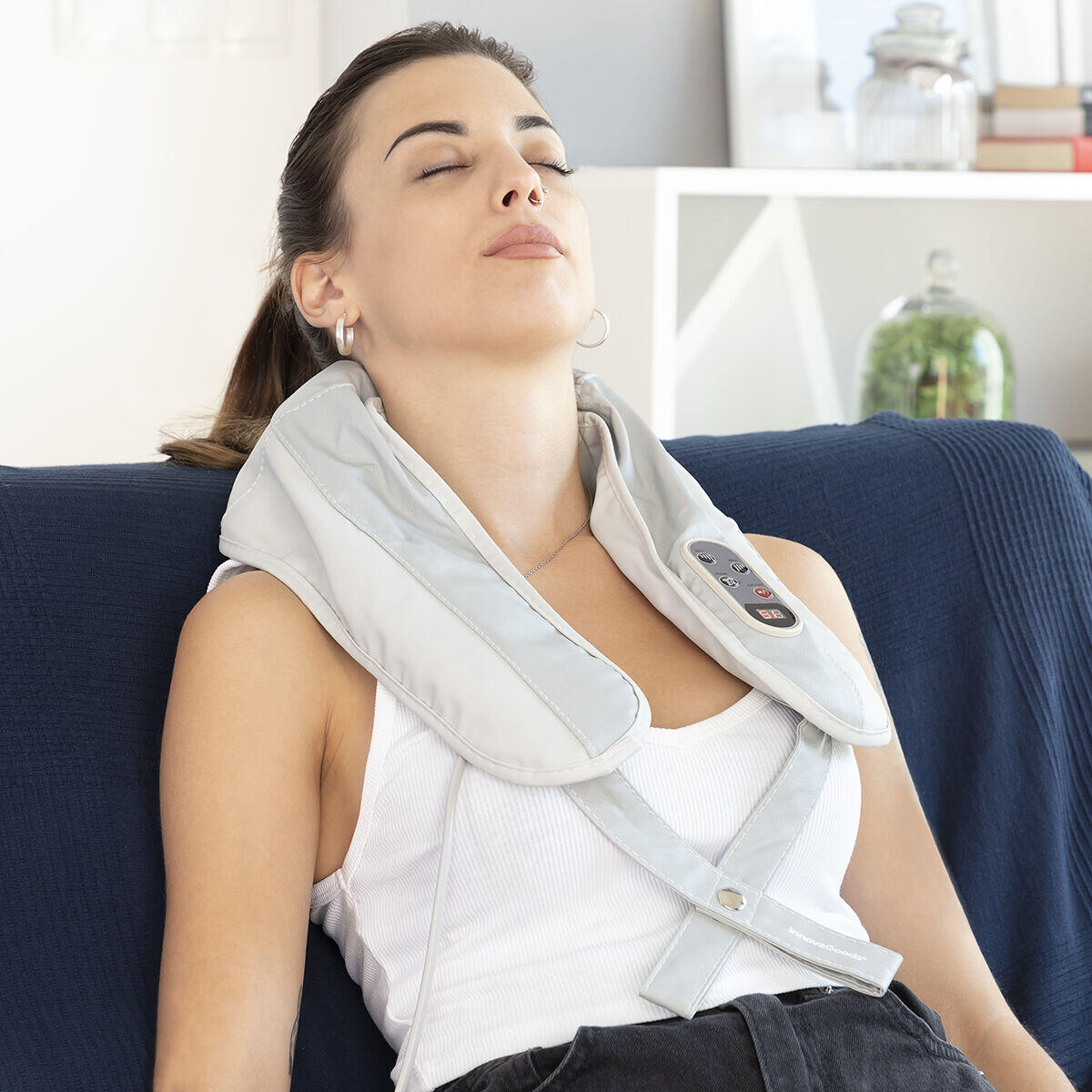 Mujer recostada usando Masajeador Eléctrico Tapping con Golpeteo y Calor Tappilan InnovaGoods