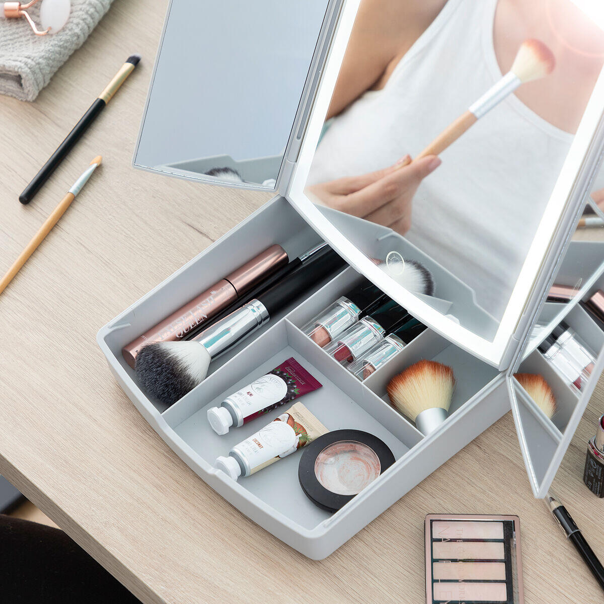 Maquillaje organizado dentro del Espejo LED Plegable con Organizador de Maquillaje 3 en 1 Panomir InnovaGoods