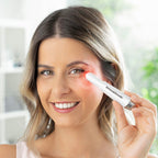 mujer usando el masajeador de ojos antiedad con fototerapia, termoterapia y vibración Therey 
