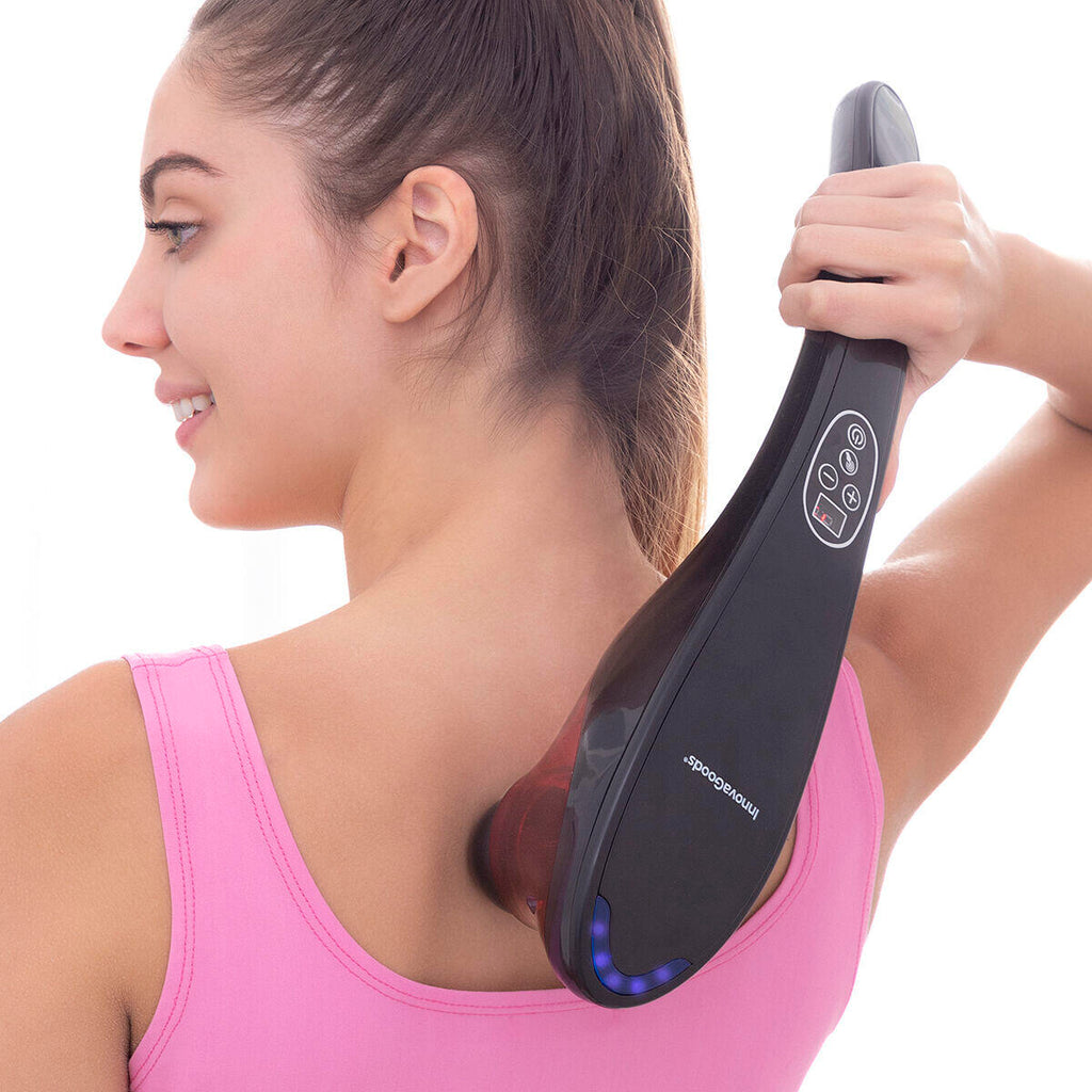 Mujer masajeando su espalda con el Masajeador de Mano Recargable Masfin InnovaGoods