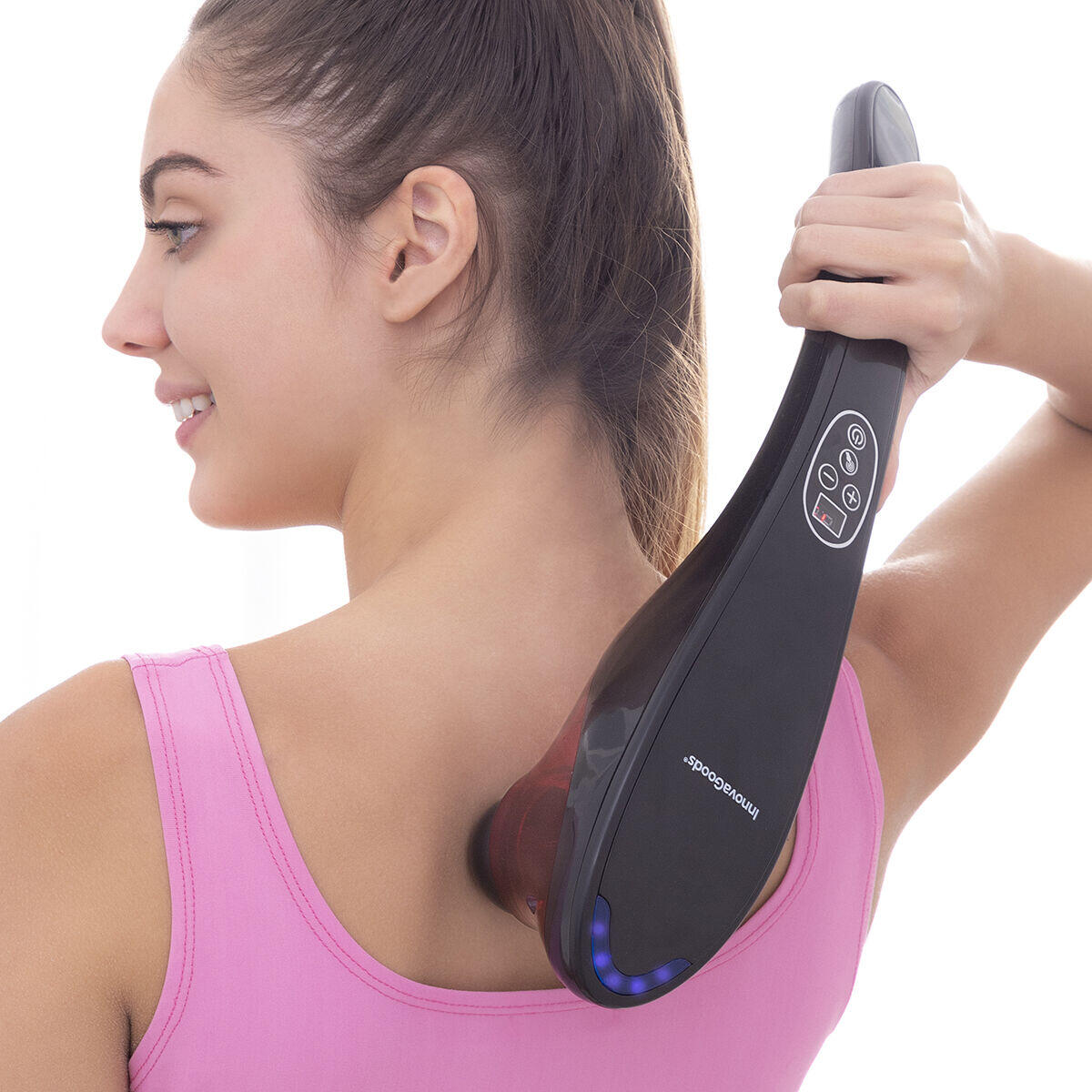 Mujer masajeando su espalda con el Masajeador de Mano Recargable Masfin InnovaGoods