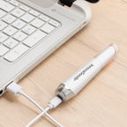 Masajeador antiedad para ojos con calor y vibración conectado con cable usb a una portátil