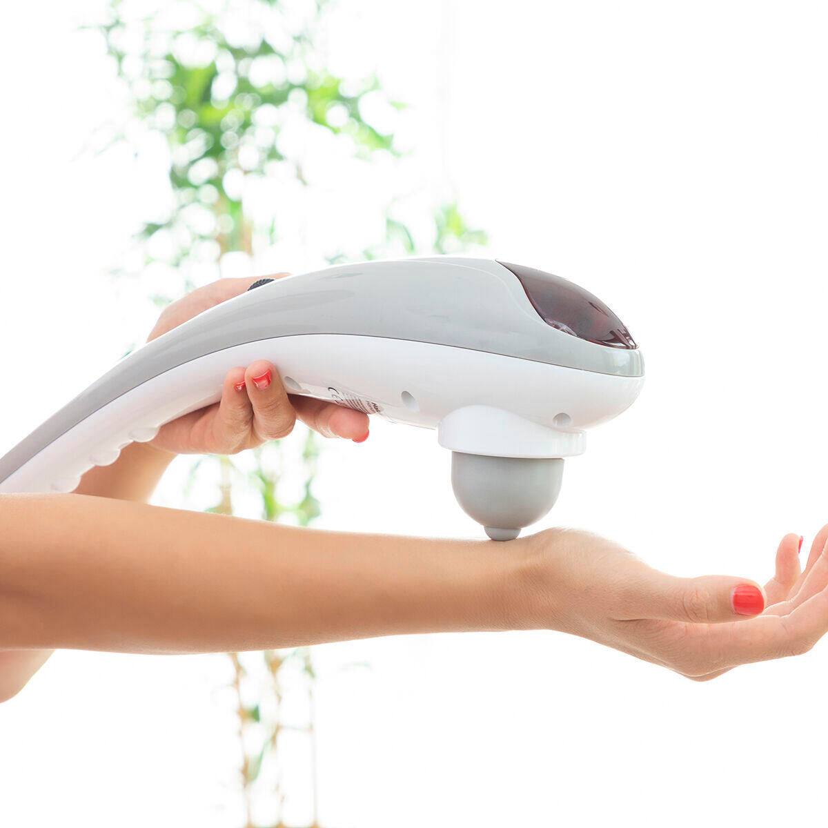 Mujer masajeando su muñeca con el Masajeador de Mano Eléctrico Halaxer InnovaGoods