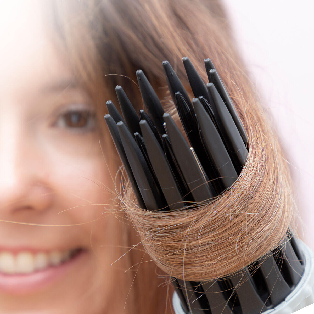 mujer rizando su cabello con el Cepillo secador y rizador Dryple 3 en 1