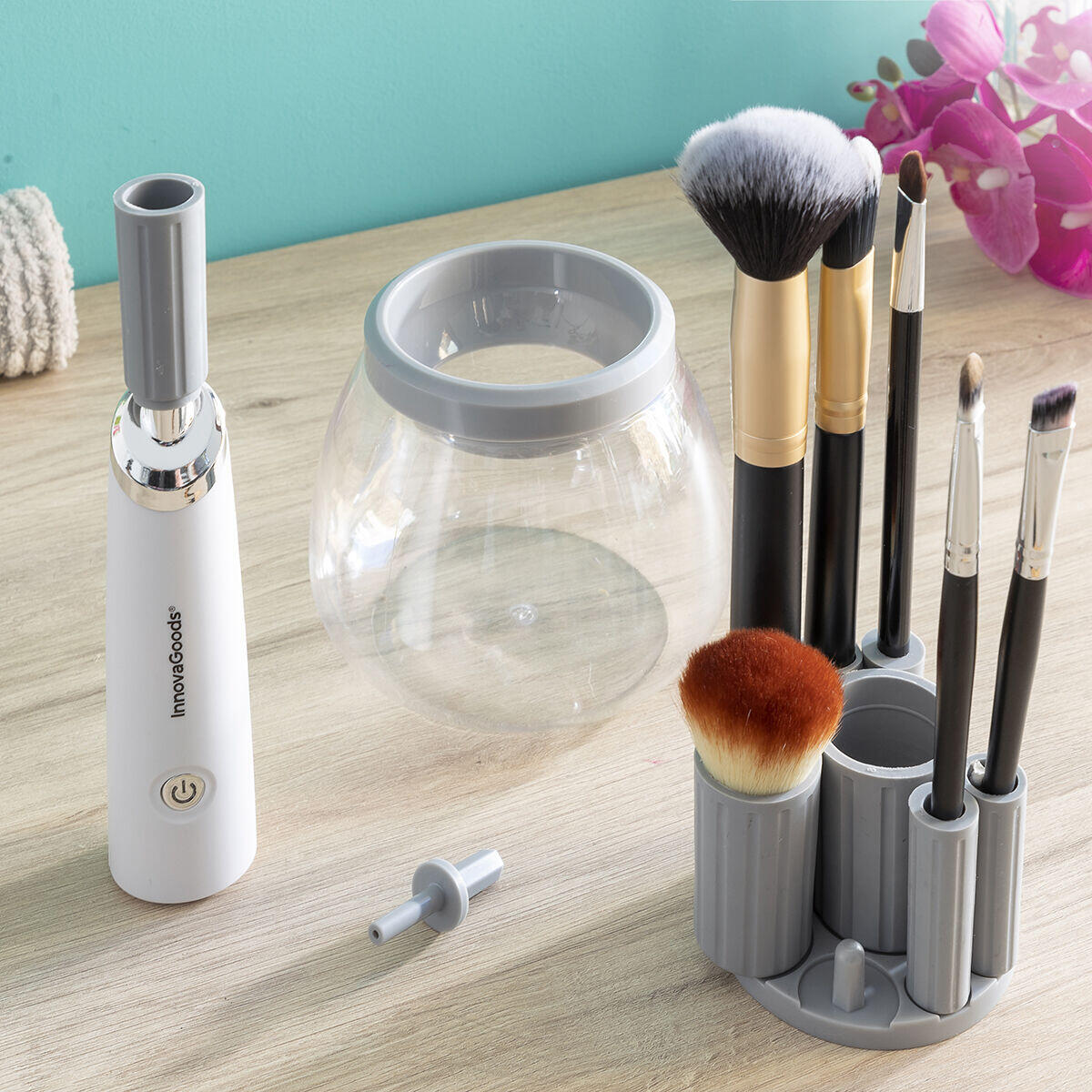 Limpiador y Secador Automático de Brochas de Maquillaje Maklin InnovaGoods con sus contenedores para brochas 