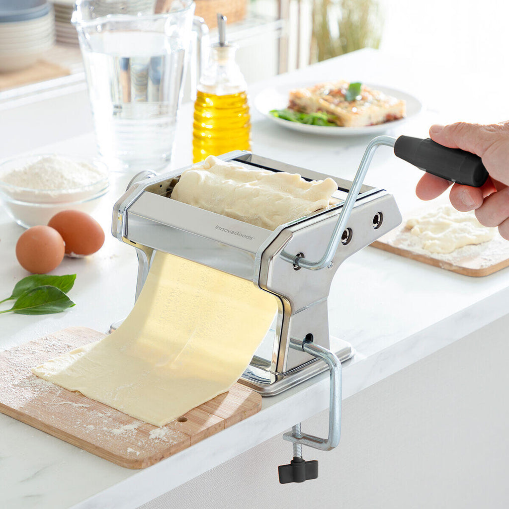 Persona usando la Máquina para Hacer Pasta Fresca Frashta